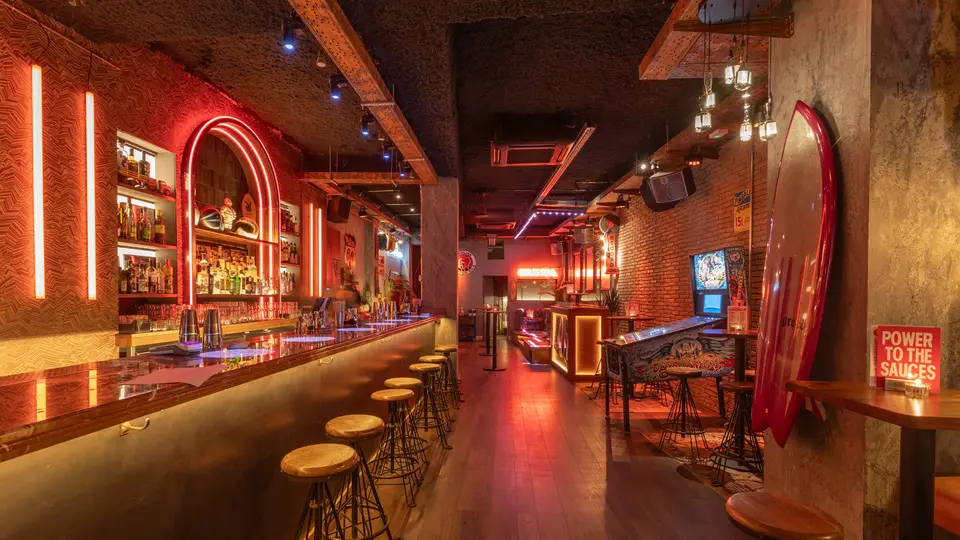 Foto de Motor Oil Cocktail Bar
